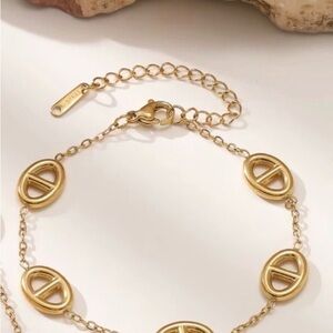 Gold Linked Circle Bracelet - Women Jewelry